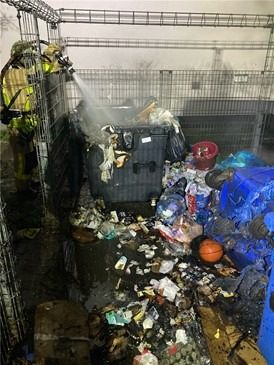 Mehrere Abfallcontainer in Monheim am Rhein in Brand gesetzt – Polizei bittet um Hinweise Feuerwehr löscht brennende Abfallcontainer in Monheim am Rhein