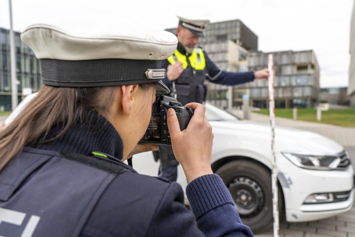 Unfallflucht in Velbert-Tönisheide: Mercedes Sprinter an der Kuhlendahler Straße beschädigt Beschädigter Mercedes Sprinter an der Kuhlendahler Straße in Velbert