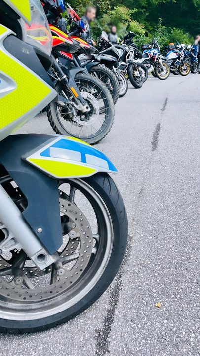 Polizeipräsidium Westhessen veranstaltet erneut die „Biker Safety Tour“ 2026 für Motorradfahrer Motorradfahrer bei einer geführten Tour in einer idyllischen Landschaft