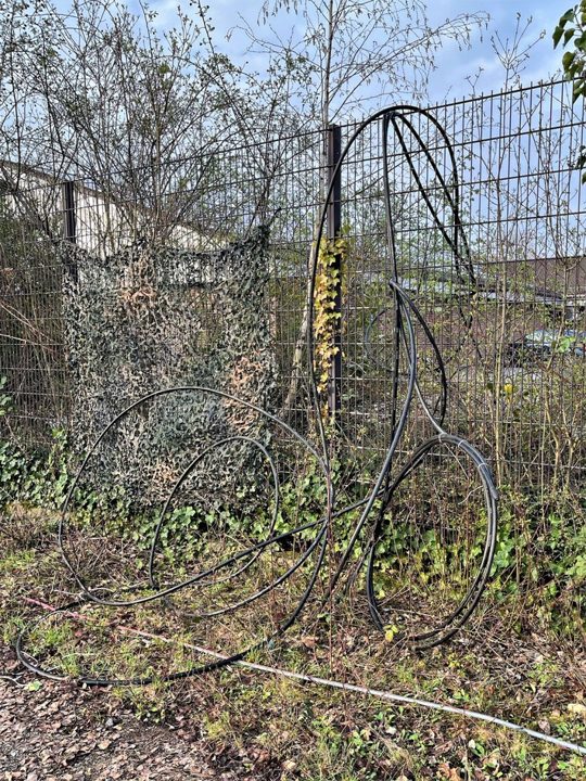 Unbekanntes Stromkabel auf Firmengelände in Neuss sichergestellt – Polizei bittet um Hinweise Schwarzes Stromkabel über Zaun in Neuss