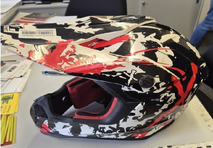 Polizeiinspektion Morbach lädt zum Girl’s Day mit Einblicken in den Polizeialltag ein Schwarz-weiß-roter Motorradhelm der Marke Römer