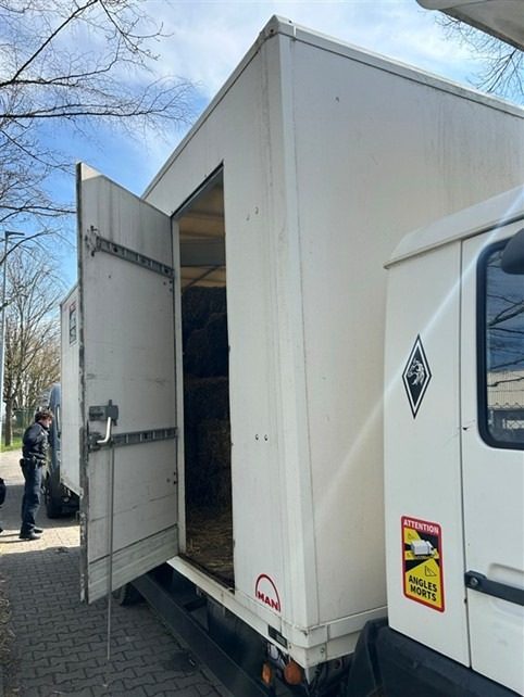 Diebstahl von Heuquadern aus Pferdetransporter in Weselberg Pferdetransporter im Gewerbegebiet Weselberg