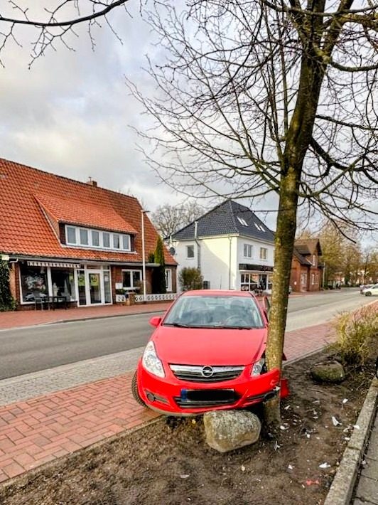 Oldendorf: Seniorin verursacht Verkehrsunfall mit Opel – Fahrzeug prallt gegen Imbiss und Baum Unfallfahrzeug vor Imbiss in Oldendorf
