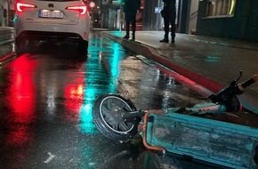 Mehrere Fahrzeuge und Infrastruktur bei Unfall auf Herforder Straße in Bielefeld beschädigt Ampelmast und beschädigte Fahrzeuge an Unfallstelle in Bielefeld