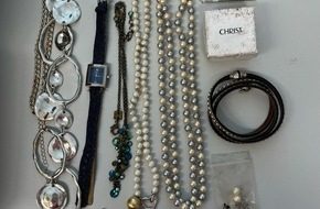 Unfallflucht in Coesfeld: Grauer Mercedes an der Kleine Viehstraße beschädigt Polizeiauto vor Gebäude in Coesfeld