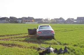 Drei Leichtverletzte bei Verkehrsunfall an Kreuzung K7/L226 bei Titz Polizeifahrzeug am Unfallort an einer Kreuzung