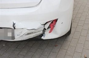 Sachbeschädigung in Hagen-Vorhalle: Unbekannter übergießt Firmenwagen mit Schutzlack Polizeiauto vor einem Einsatzfahrzeug in Hagen