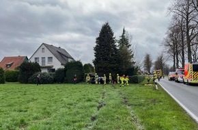 Lkw-Fahrer bei Ausweichmanöver vor Reh in Paderborn-Wewer gegen Baum gefahren Lkw-Fahrer nach Unfall an Baum in Paderborn-Wewer