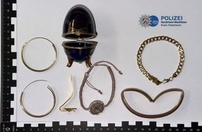 Einbruch in Solarunternehmen in Paderborn: Polizei bittet um Zeugenhinweise Polizeifahrzeug vor Industriegebäude in Paderborn