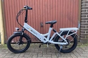Unbekannte entwenden Renault und Kennzeichen von Autohaus in Ibbenbüren Polizeifahrzeug vor Autohaus in Ibbenbüren