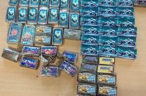 Schwerer Verkehrsunfall am Sonnborner Ufer: 55-Jähriger nach Kollision mit Metallmast schwer verletzt Polizeiauto und Feuerwehrfahrzeug am Unfallort