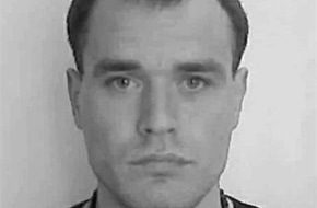 Schwerer Verkehrsunfall auf B404 bei Kiel: Zwei Personen schwer verletzt Einsatzfahrzeuge an Unfallstelle auf Bundesstraße