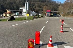 Bornheim: Ladendiebstahl in Baumarkt führt zu mehreren Strafverfahren Polizeiwagen vor Baumarkt in Bornheim