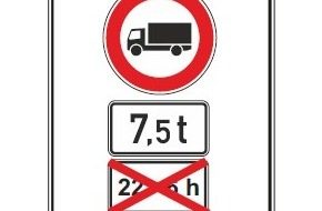 Polizei kontrolliert Lkw-Verkehr auf Umleitungsstrecke bei Annweiler am Trifels während B10-Tunnelsperrung Polizeikontrolle auf der B10 bei Annweiler am Trifels