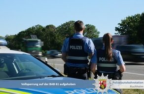 Alkoholisierter Fahrer mit gefälschtem Führerschein in Neustadt angetroffen Polizeiauto vor dem Gebäude der Polizeidirektion Neustadt/Weinstraße