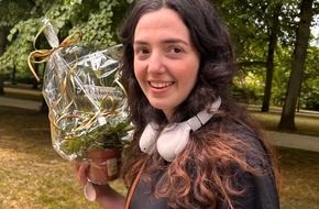 Körperliche Auseinandersetzung unter Jugendlichen am Celler Schützenplatz beschäftigt Polizei Polizeiwagen vor dem Schützenplatz in Celle bei Nacht