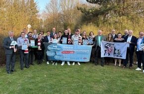 Motorradfahrer bei Unfall auf B 489 im Okertal leicht verletzt Polizeiwagen vor Einsatzfahrzeug bei Unfallaufnahme