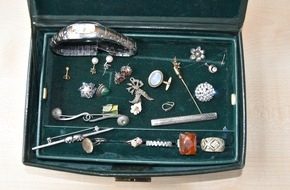 Altkleidercontainer in Radolfzell in Brand gesetzt – Polizei sucht Zeugen Polizeifahrzeug bei Aufräumarbeiten