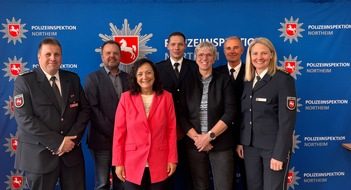 Unfallflucht in Augsburg-Hochfeld: Pkw auf Schotterparkplatz beschädigt Polizeiinspektion Northeim Gebäude