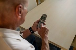 Ungewöhnlicher Fund in Heuchelheim: Polizei sichert 35 menschliche Zähne auf Gehweg Polizeiwagen vor Einsatzstelle in Heuchelheim