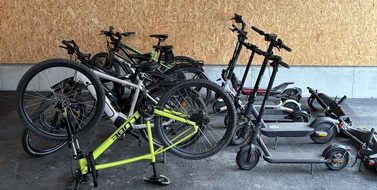 Polizei meldet Fahndungserfolg gegen mutmaßliche Einbrecherbande in Göppingen und Alb-Donau-Kreis Polizeifahrzeug bei Kontrolle auf der Autobahn